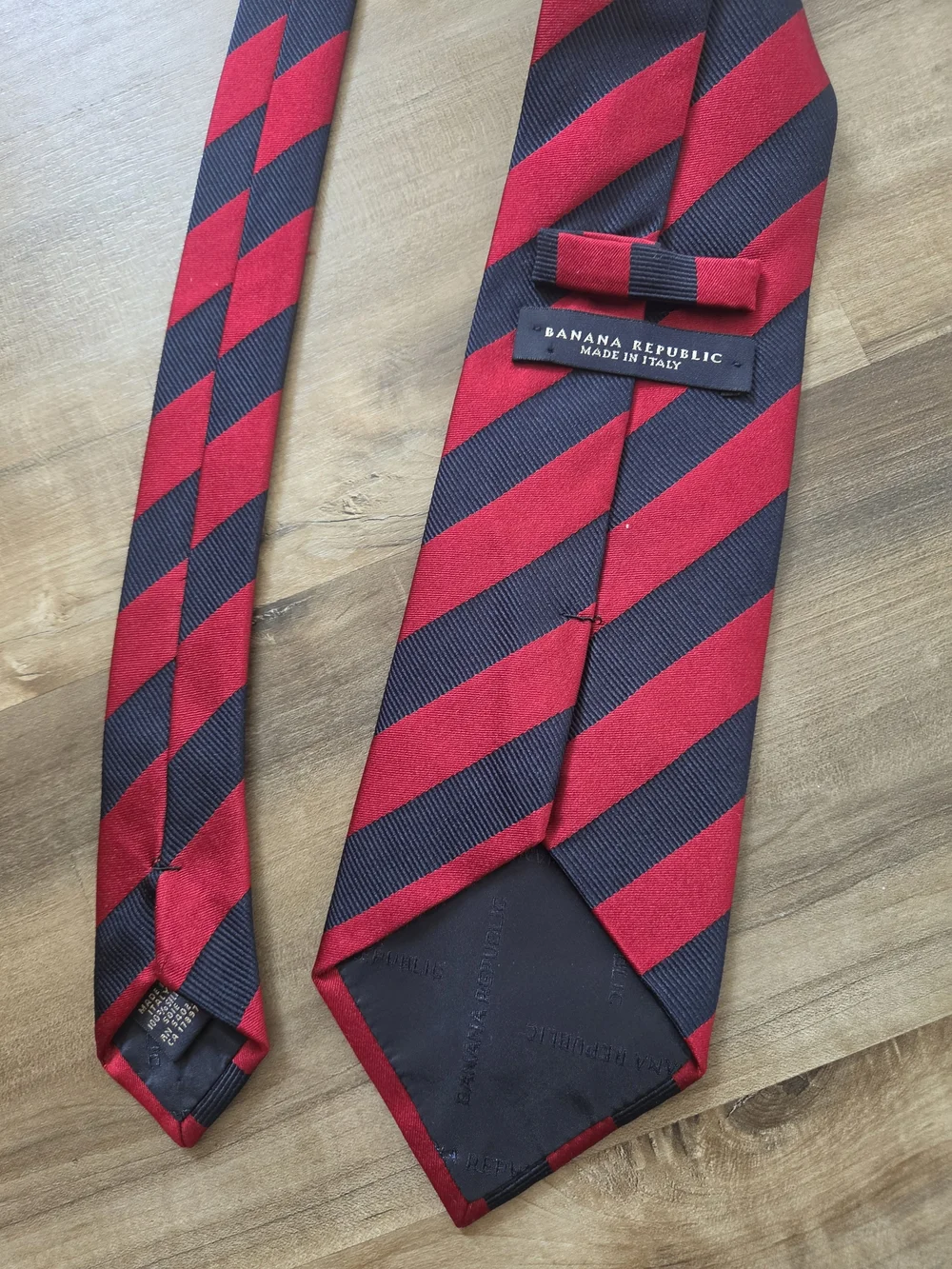 100% silk Ckassic Red Blue strip necktie from Banana Republic
